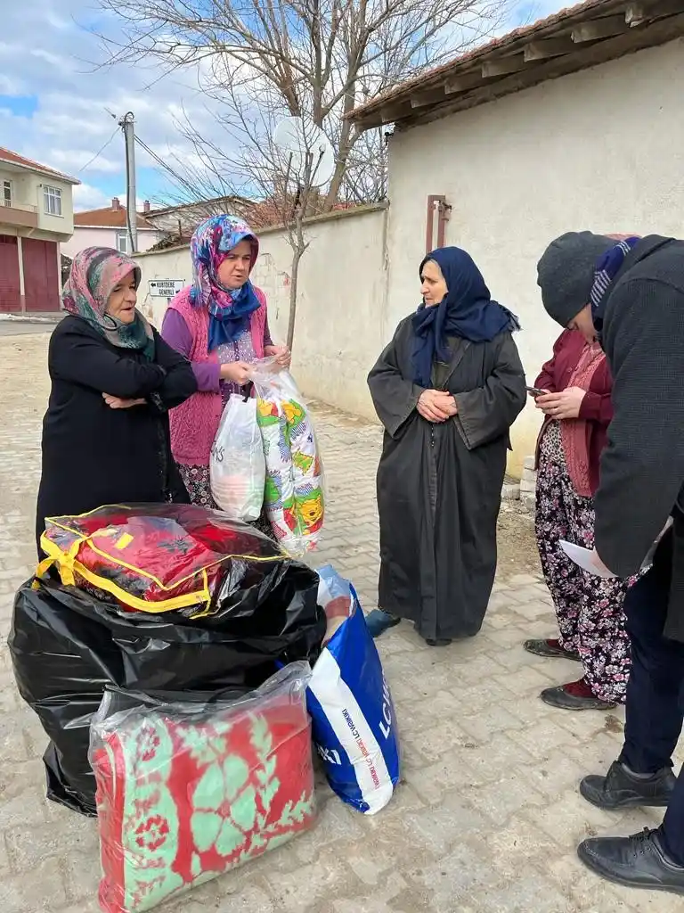 Ev hanımlarından depremzedelere yardım eli
