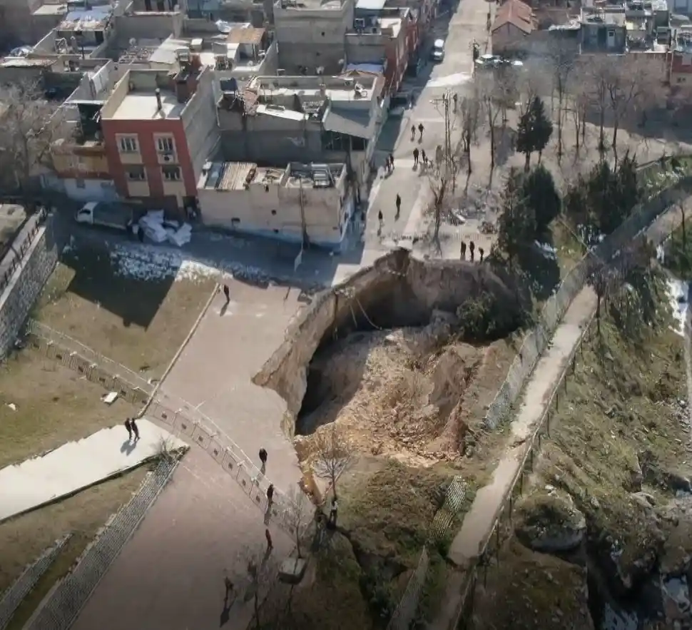 Gaziantep'te deprem sonrası dev obruk oluştu
