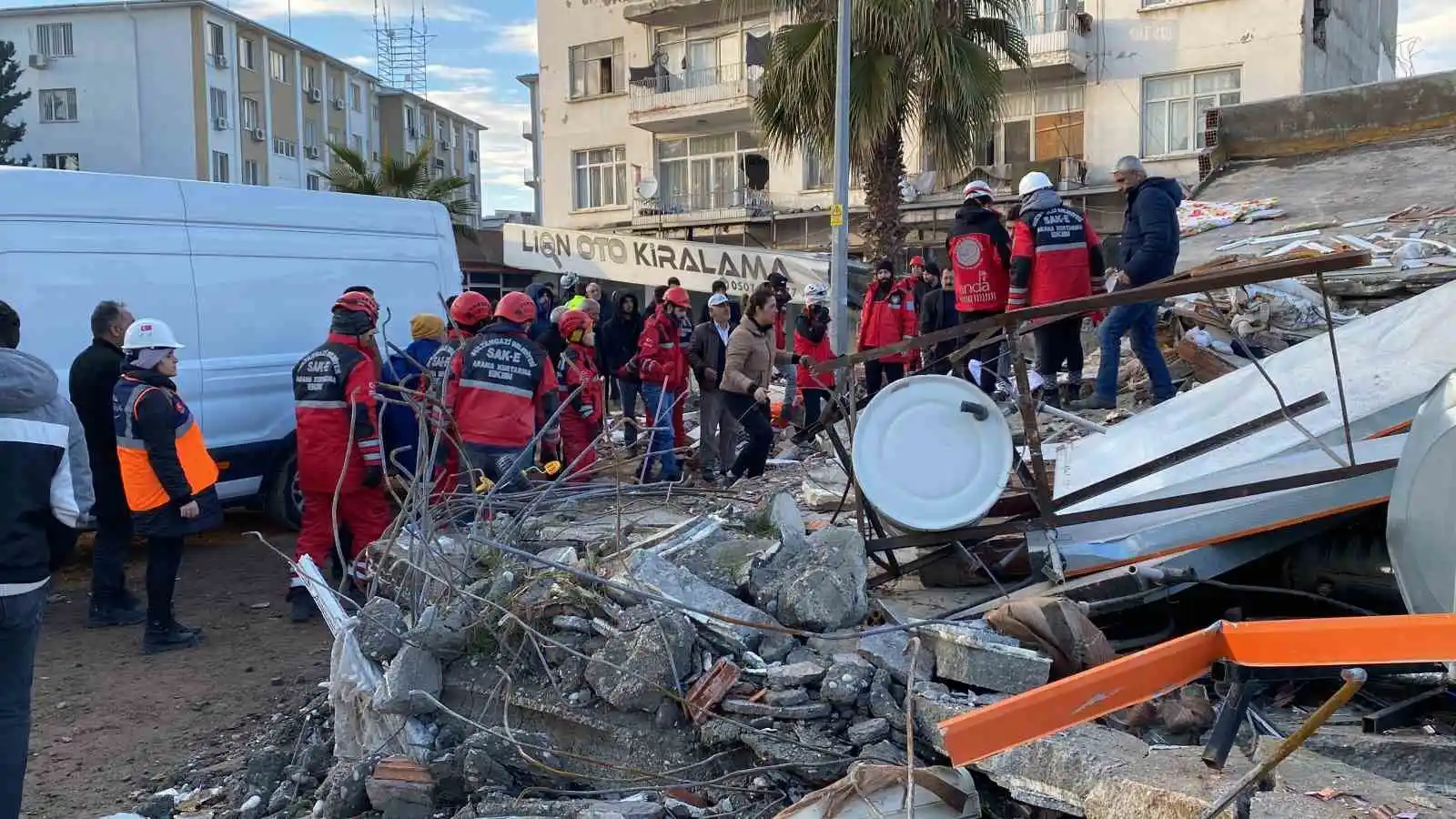 Göçük altında kalan anne ve iki çocuğunun cansız bedenine ulaşıldı, baba yaralı kurtarıldı
