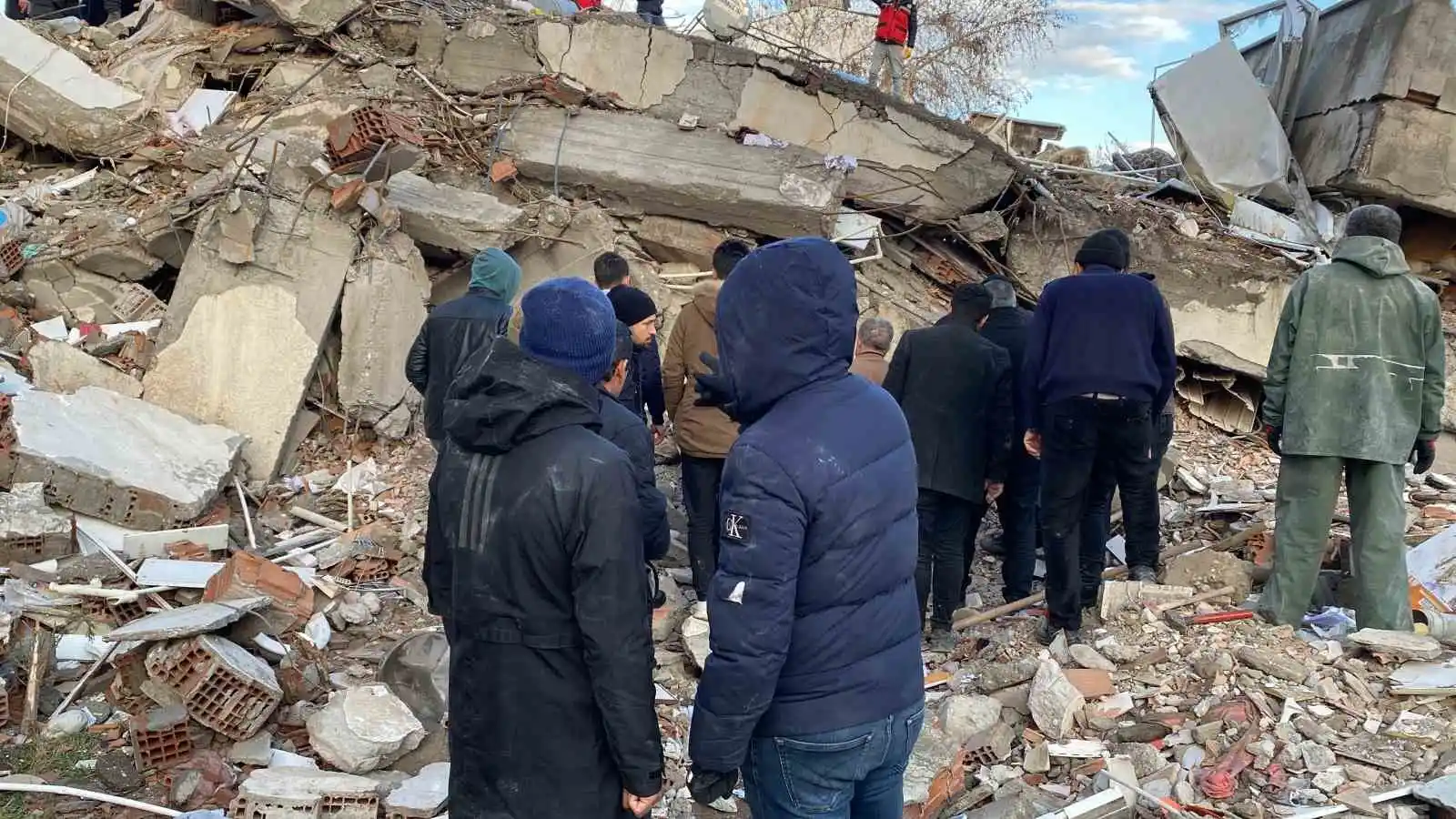 Göçük altında kalan anne ve iki çocuğunun cansız bedenine ulaşıldı, baba yaralı kurtarıldı
