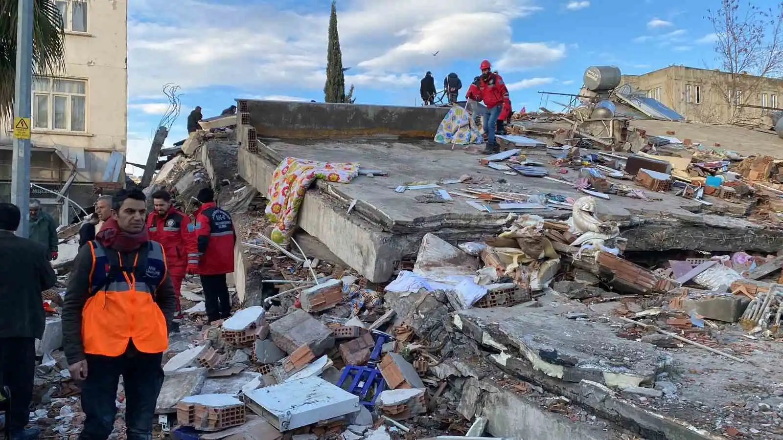 Göçük altında kalan anne ve iki çocuğunun cansız bedenine ulaşıldı, baba yaralı kurtarıldı
