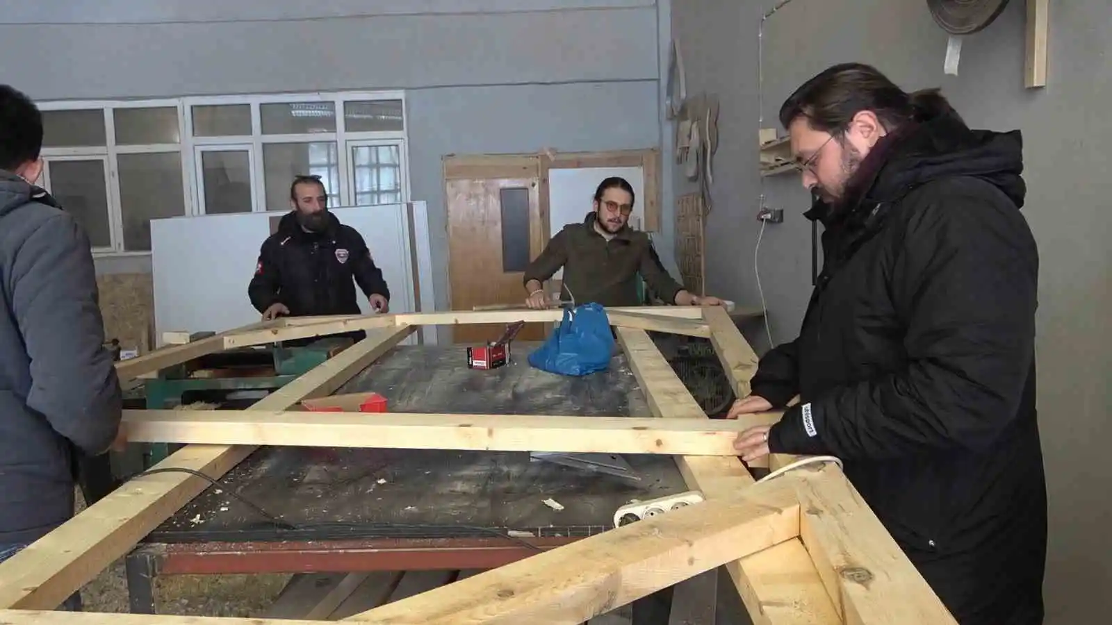 Gümüşhane’de üretilen ahşap prefabrik evler deprem bölgesine gönderilecek
