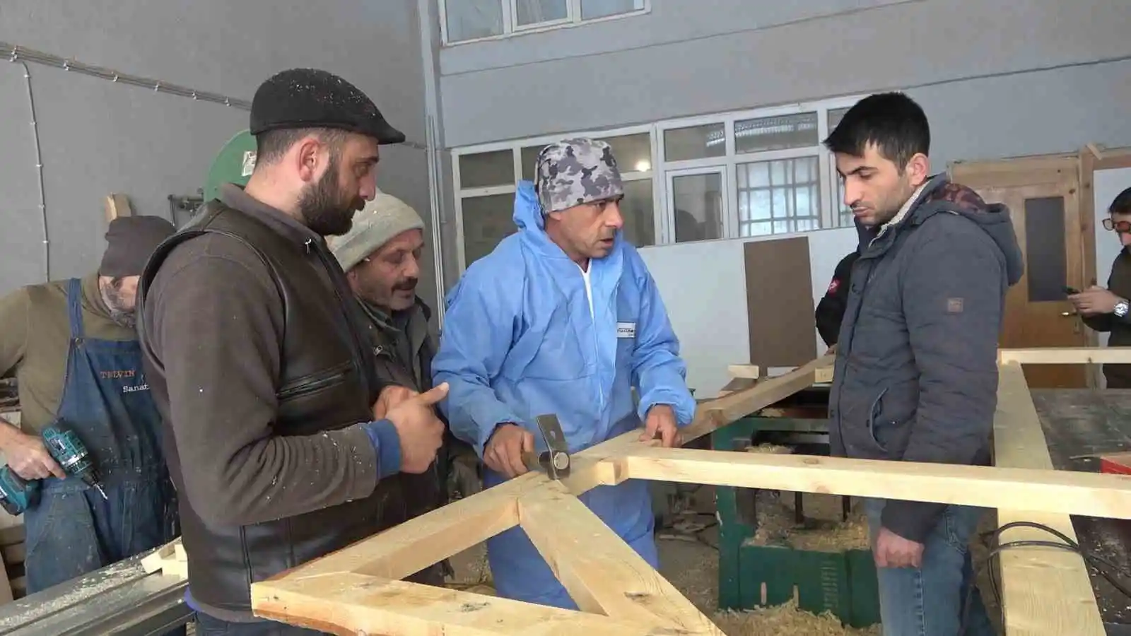 Gümüşhane’de üretilen ahşap prefabrik evler deprem bölgesine gönderilecek
