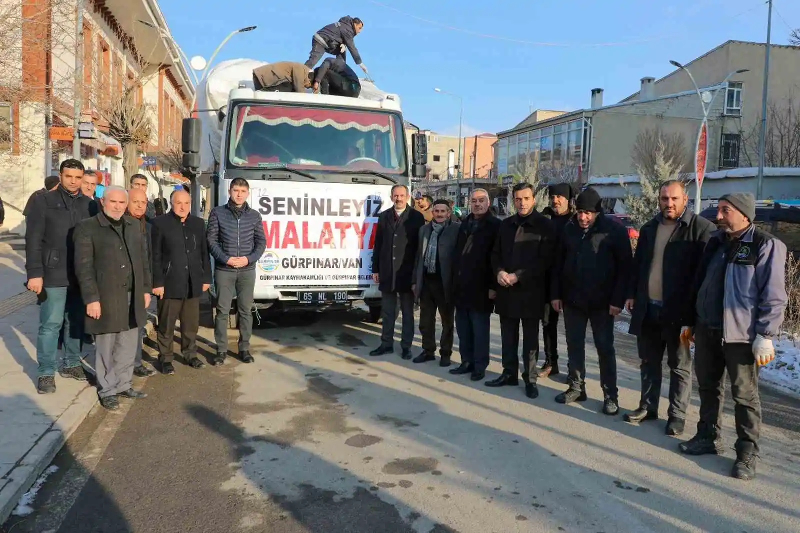 Gürpınar depremzedeler için seferber olmaya devam ediyor
