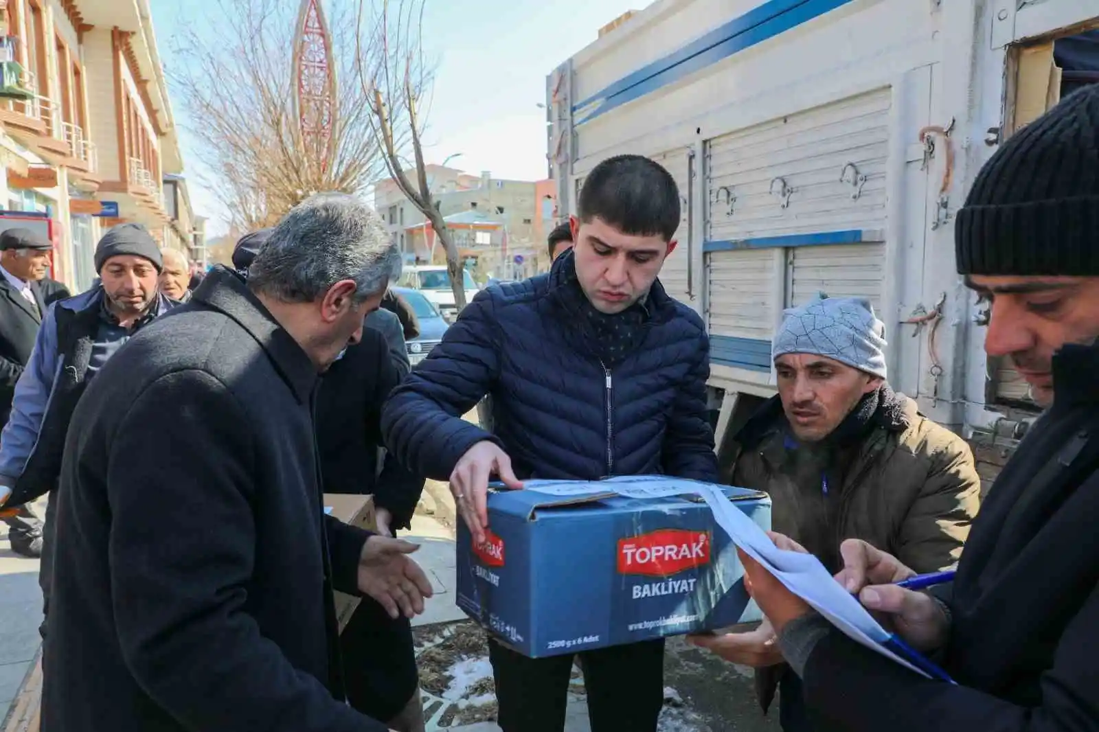 Gürpınar depremzedeler için seferber olmaya devam ediyor
