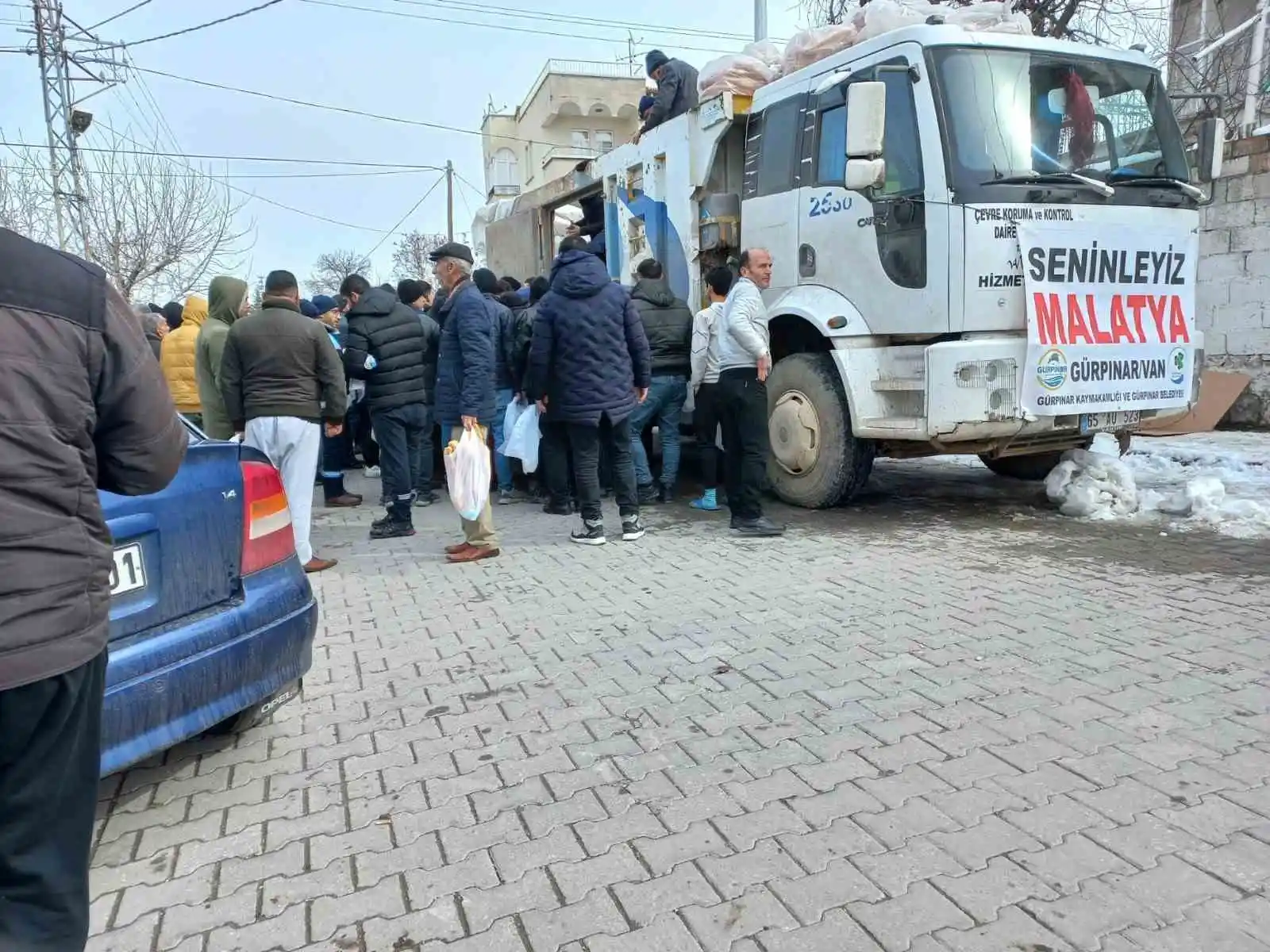 Gürpınar depremzedeler için seferber olmaya devam ediyor
