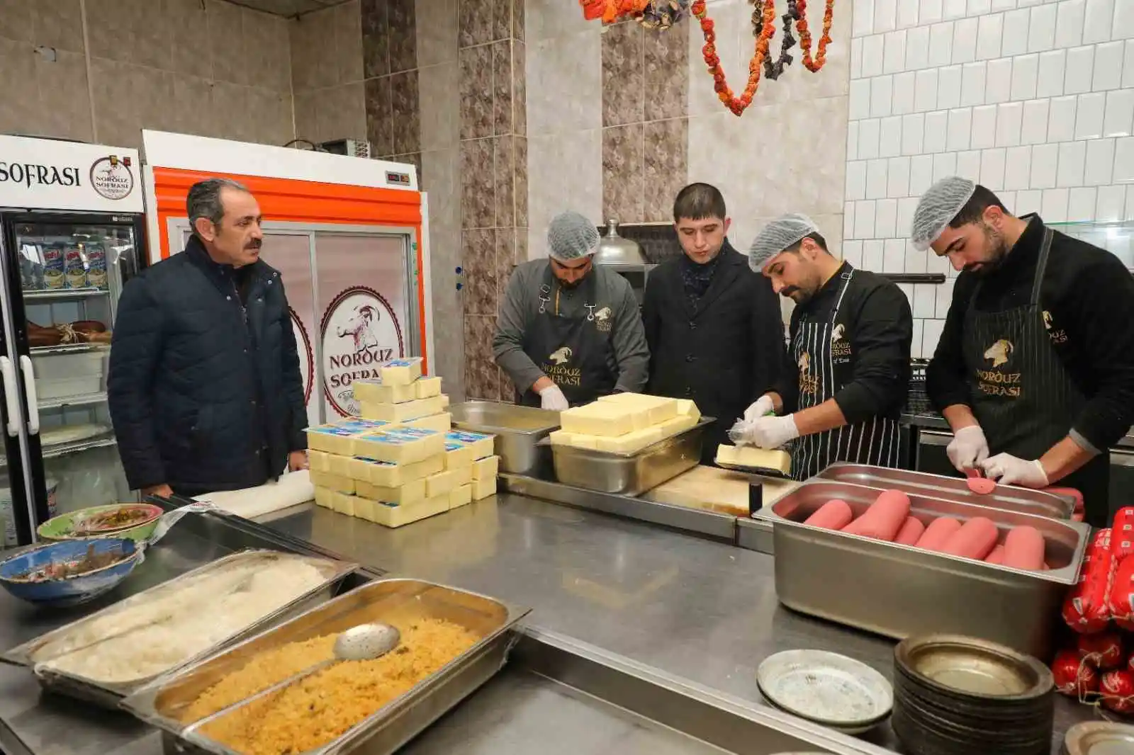 Gürpınarlı kadınlar depremzedeler için kumanya mesaisinde
