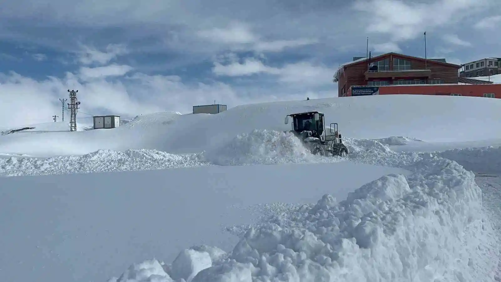 Hakkari'de 31 köy ve 88 mezra yolu kapandı
