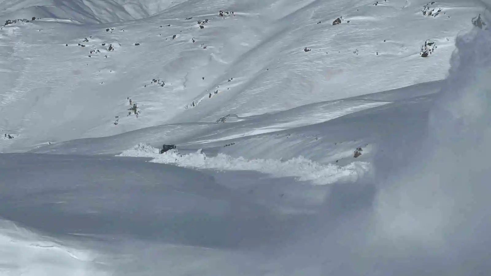 Hakkari’de yer yer 3 metreyi karda yol açma çalışması
