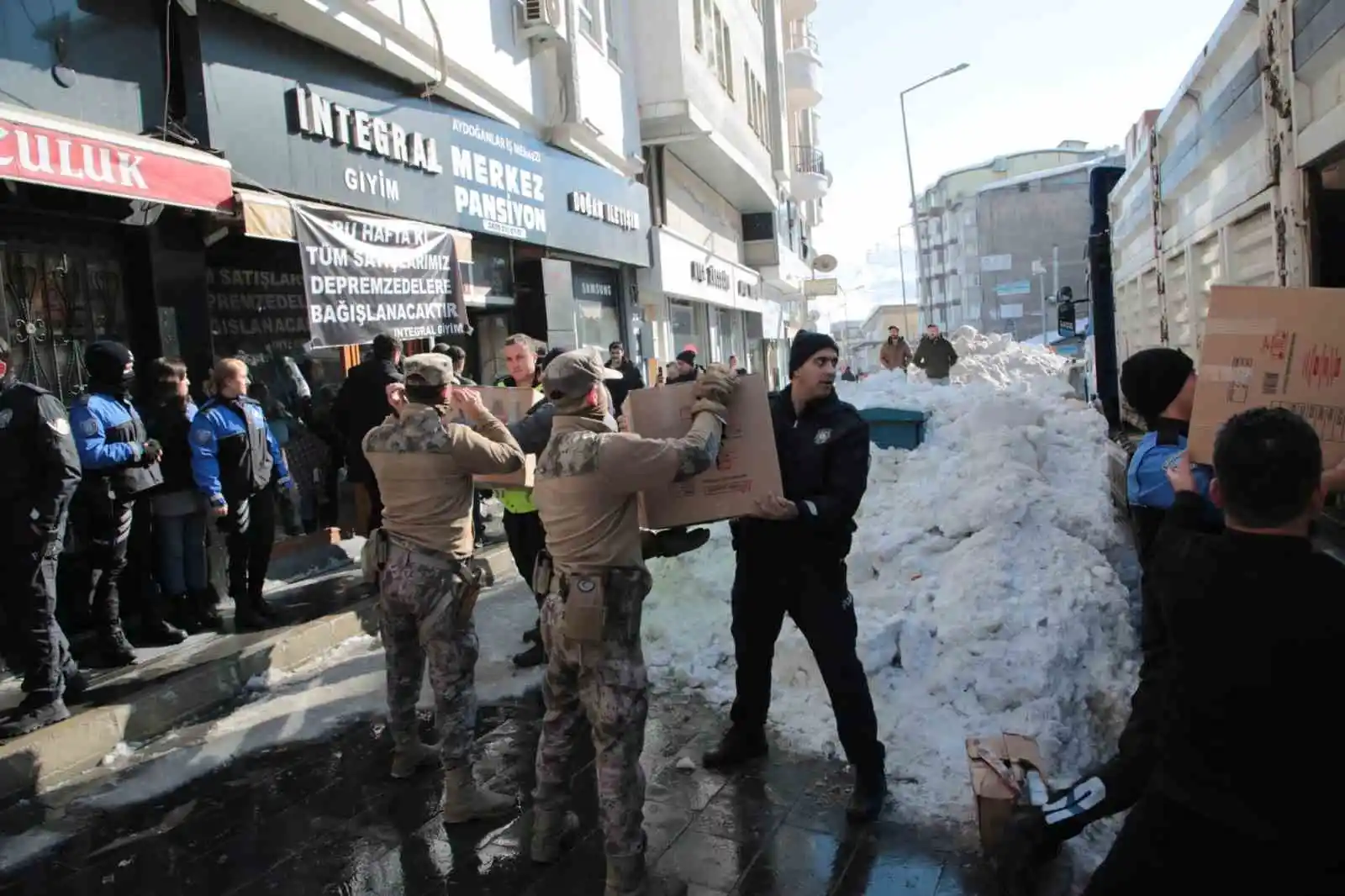 Hakkari polisi halkla tek yürek oldu
