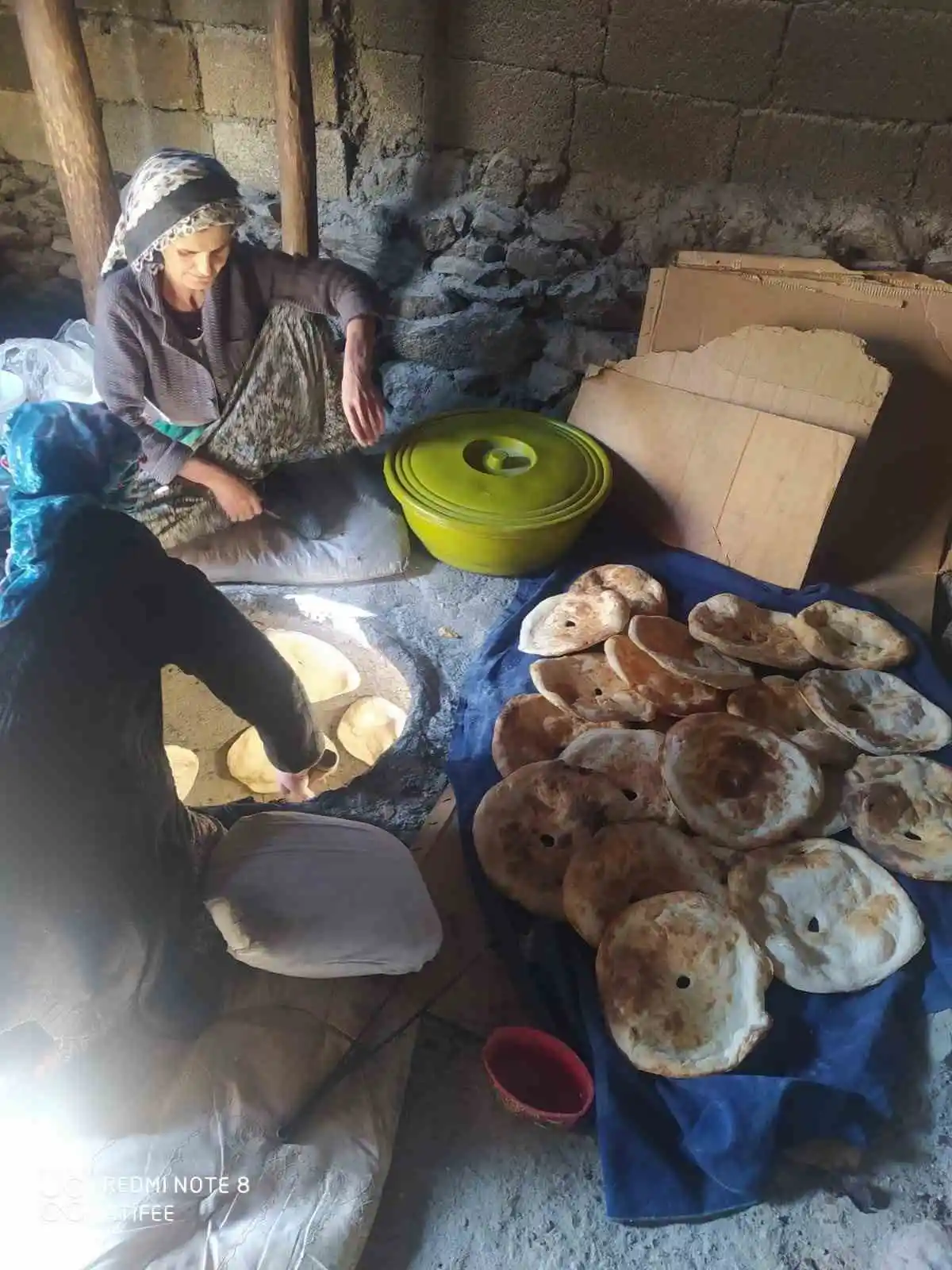 Hakkarili kadınlar pişirdikleri ekmekleri deprem bölgesine gönderdi
