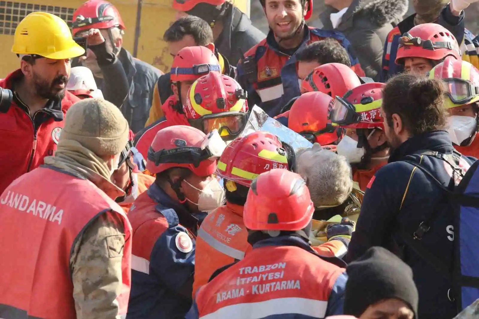 Hatay’da 55 yaşındaki Malik amca 156 saat sonra enkazdan kurtarıldı
