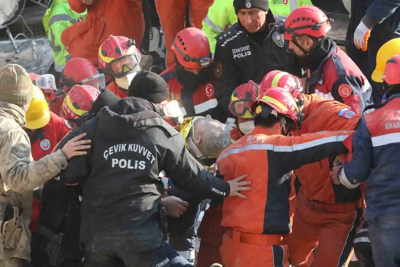 Hatay’da 55 yaşındaki Malik amca 156 saat sonra enkazdan kurtarıldı
