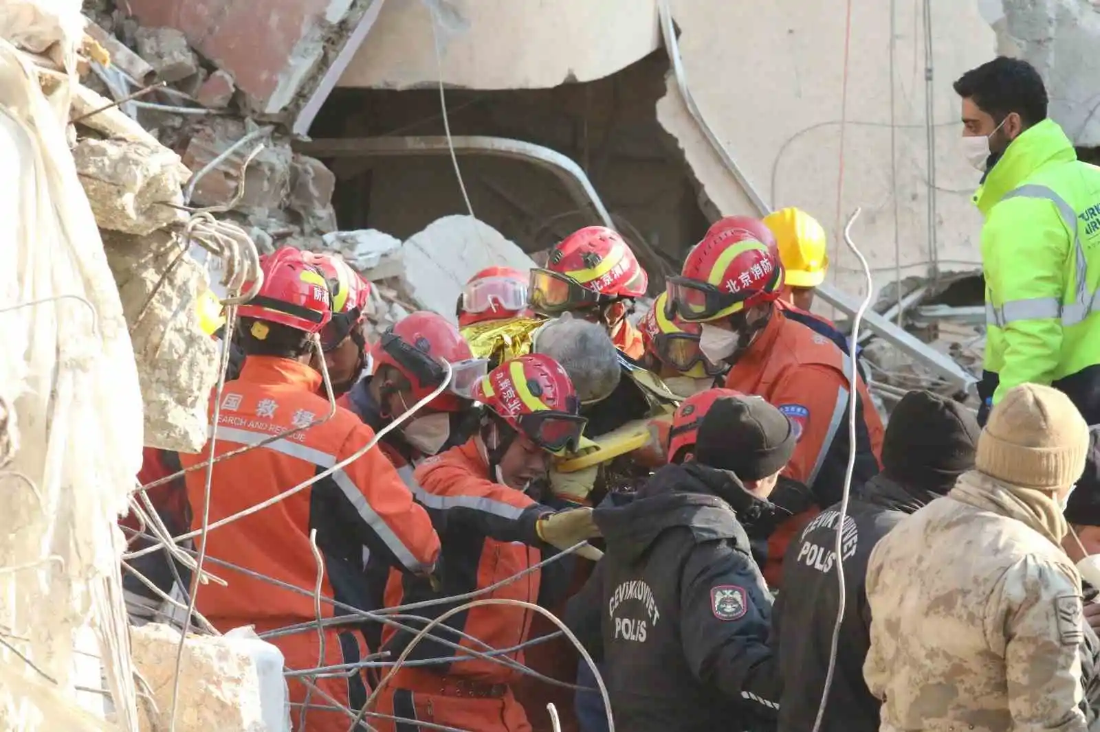 Hatay’da 55 yaşındaki Malik amca 156 saat sonra enkazdan kurtarıldı
