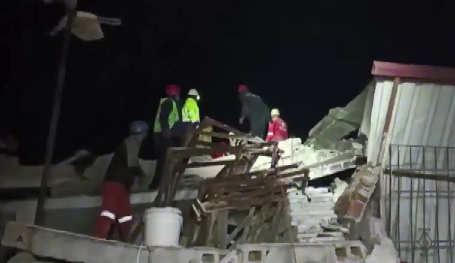 Hatay’da 8 yaşındaki Ali 87 saat sonra enkazdan sağ çıkarıldı
