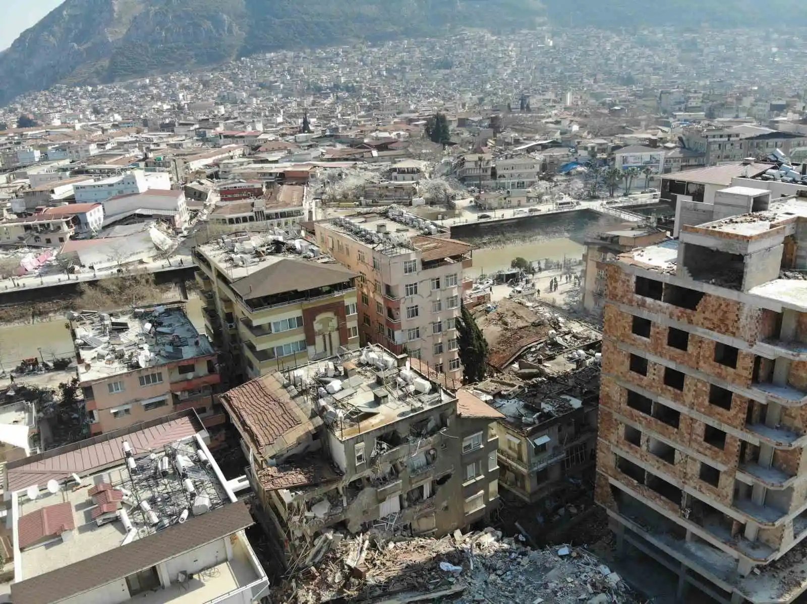 Hatay’da enkaz kaldırma çalışmaları havadan görüntülendi
