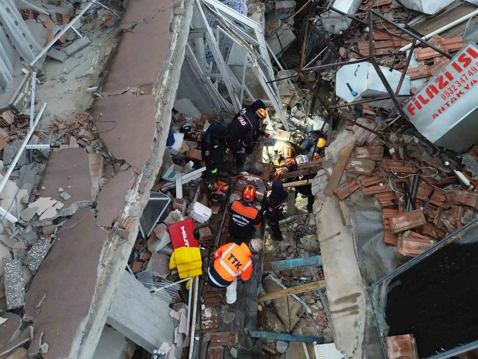 Hatay’da yaşanan 6.4’lük depremin ardından enkaz alanı günün ilk ışıklarıyla havadan görüntülendi
