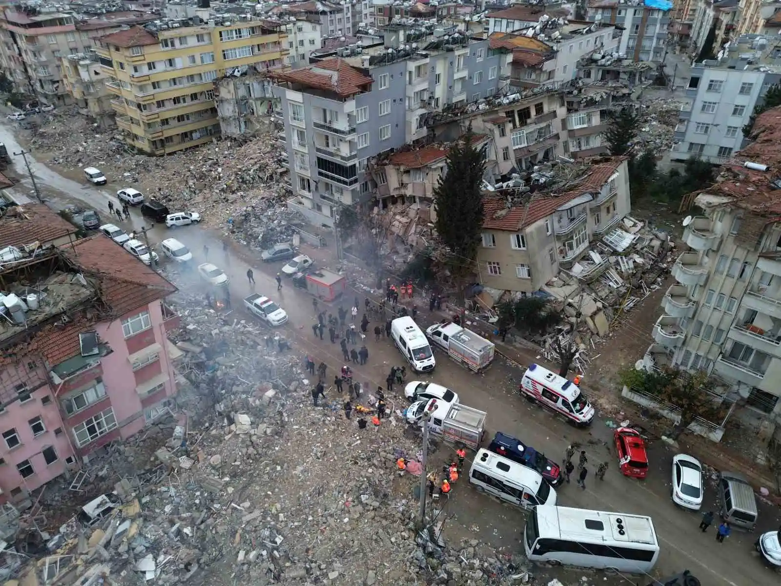 Hatay’da yaşanan 6.4’lük depremin ardından enkaz alanı günün ilk ışıklarıyla havadan görüntülendi
