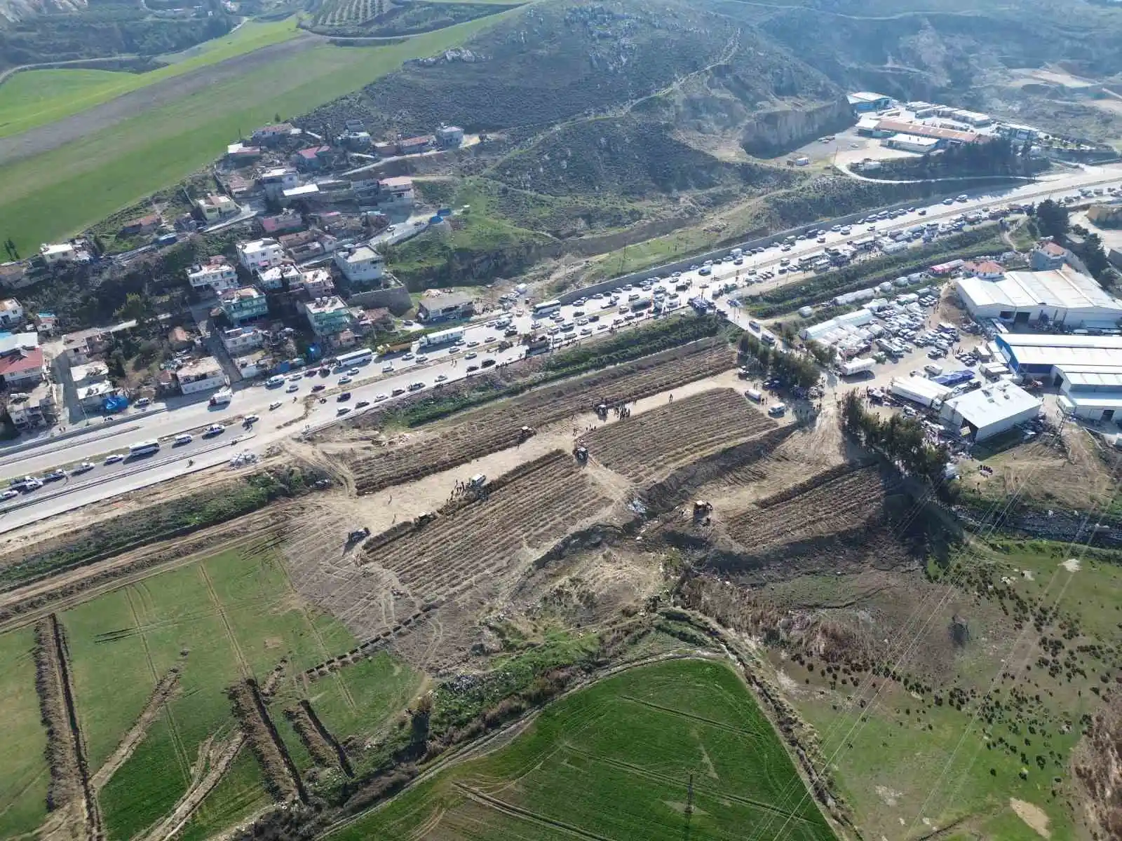 Hatay'da yeni oluşturulan mezarlıklarda defin işlemleri devam ediyor
