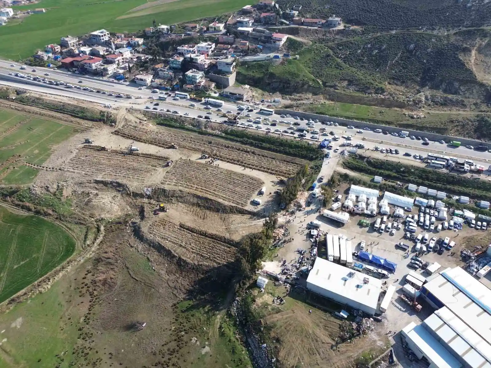 Hatay’da yeni oluşturulan mezarlıklarda defin işlemleri devam ediyor
