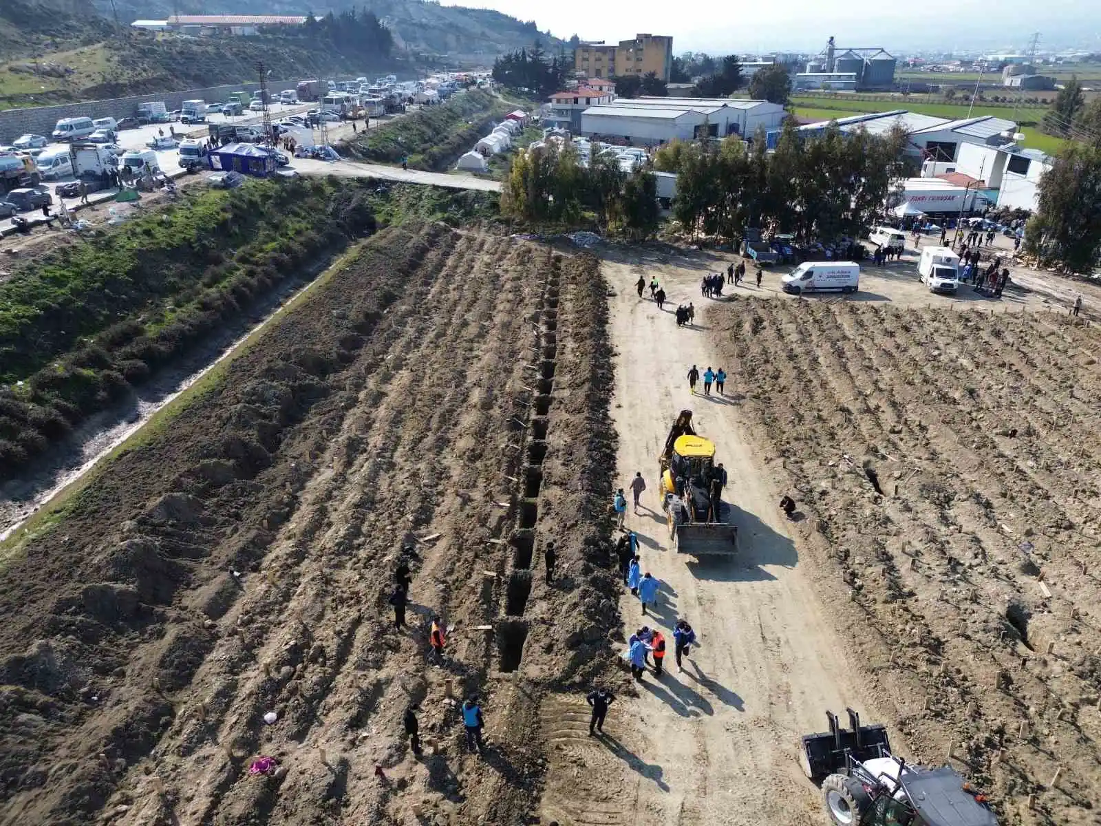 Hatay’da yeni oluşturulan mezarlıklarda defin işlemleri devam ediyor
