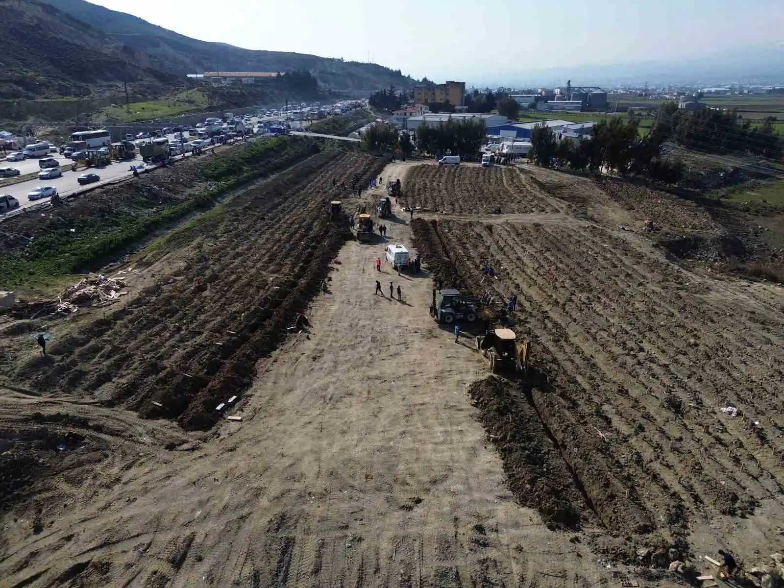 Hatay’da yeni oluşturulan mezarlıklarda defin işlemleri devam ediyor
