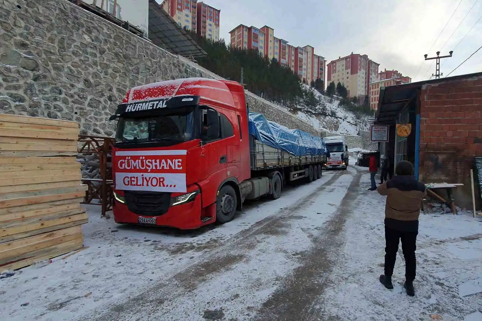 Hayırseverlerin yaptığı ahşap konteyner evler deprem bölgesine doğru yola çıktı
