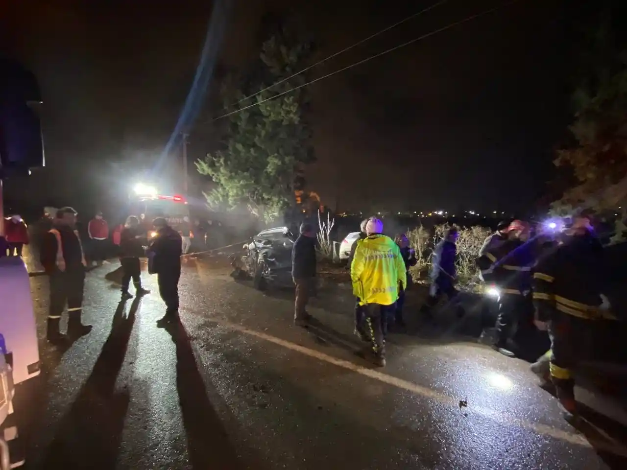 İki otomobil kafa kafaya çarpıştı: 1’i ağır 6 yaralı
