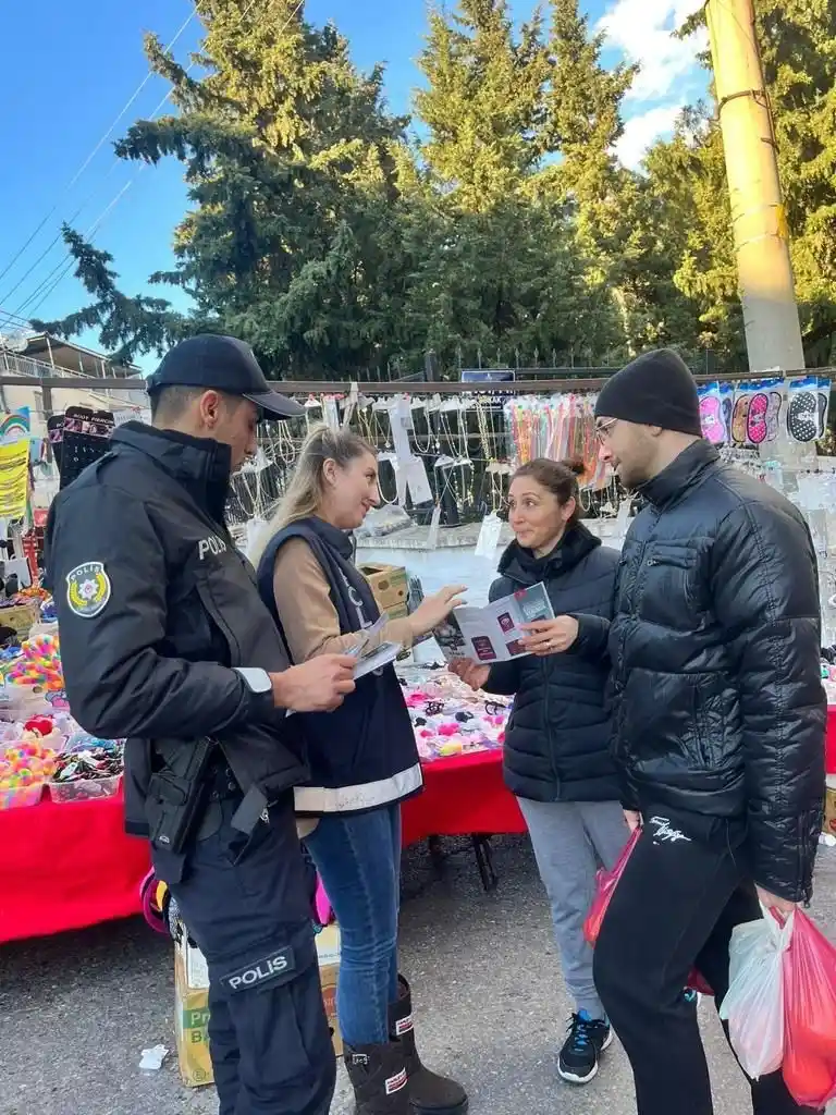 İzmir’de polis ekipleri vatandaşları KADES hakkında bilgilendirdi
