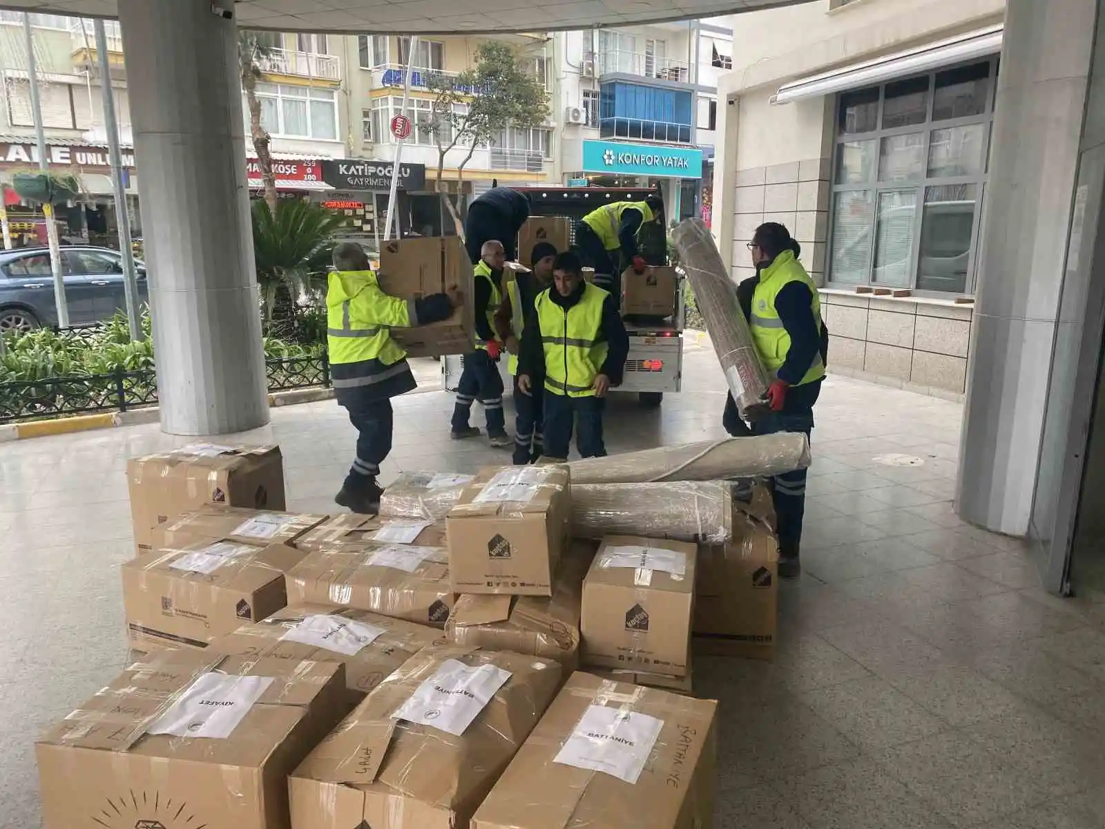 İzmirli belediyelerden deprem bölgelerine yardım eli
