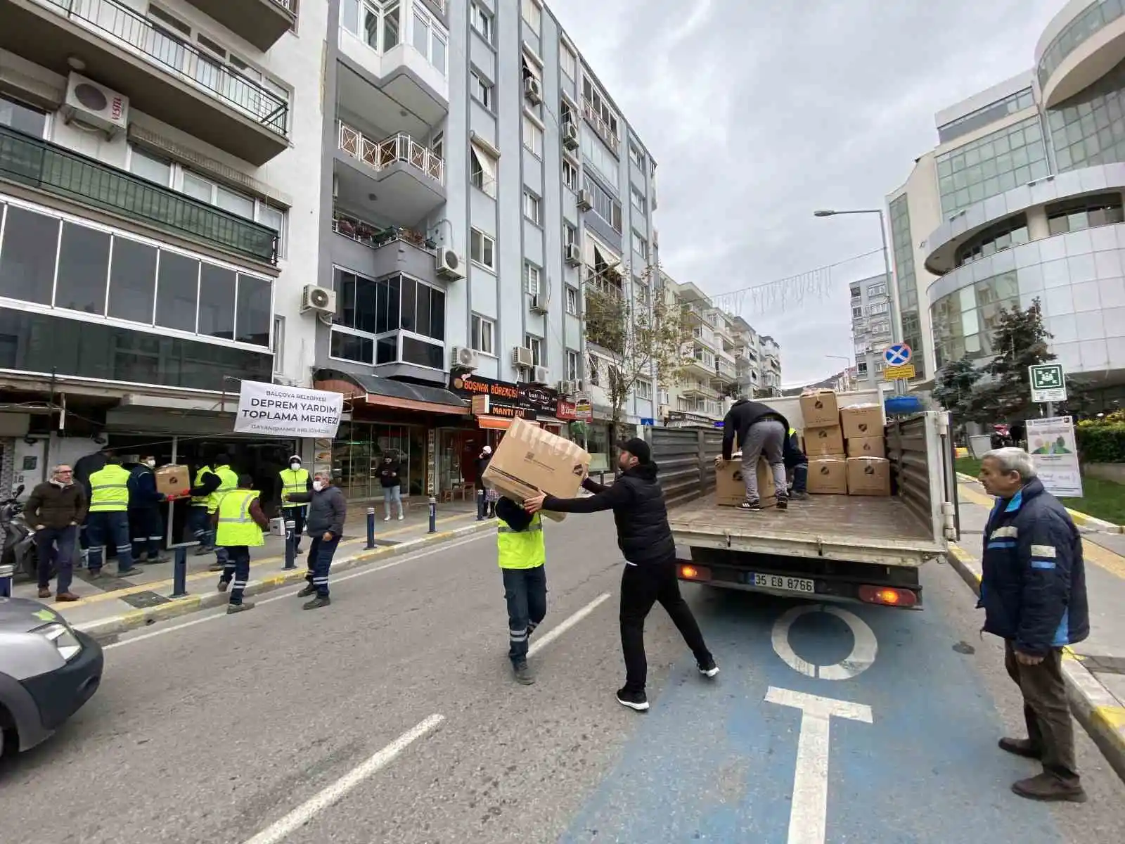 İzmirli belediyelerden deprem bölgelerine yardım eli
