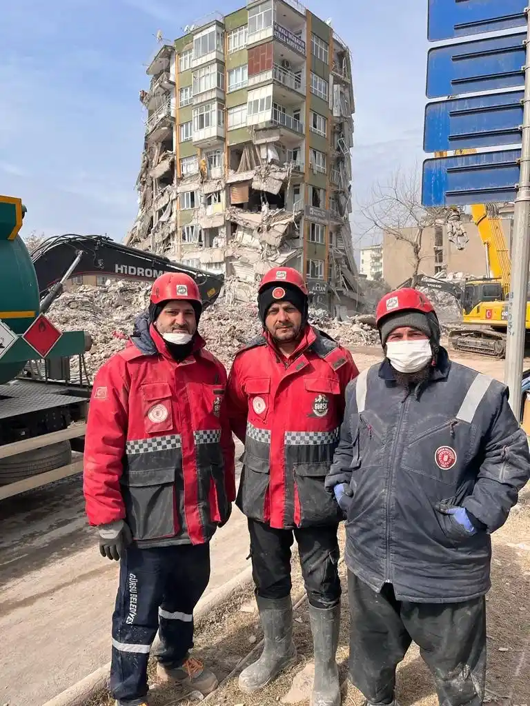 Kahramanmaraş’ta ağır hasarlı binaların yıkımı sürüyor
