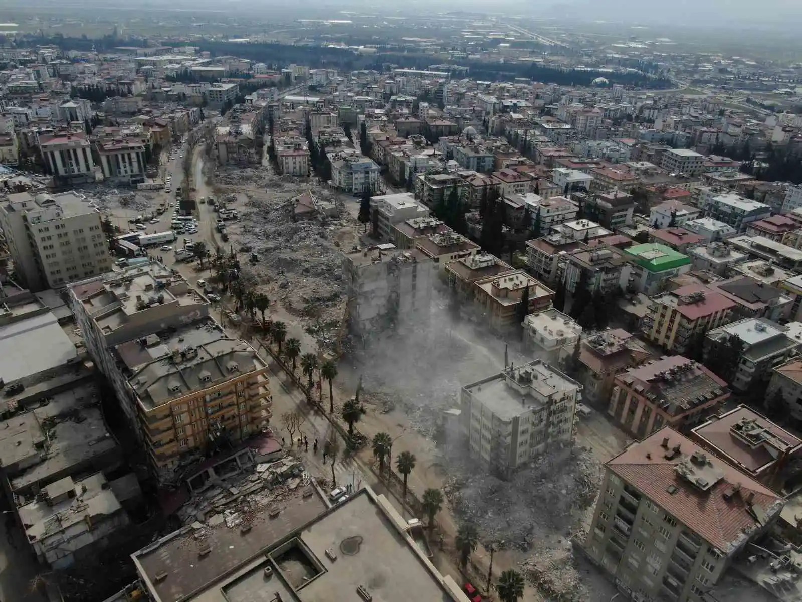 Kahramanmaraş’ta ağır hasarlı binaların yıkımı sürüyor
