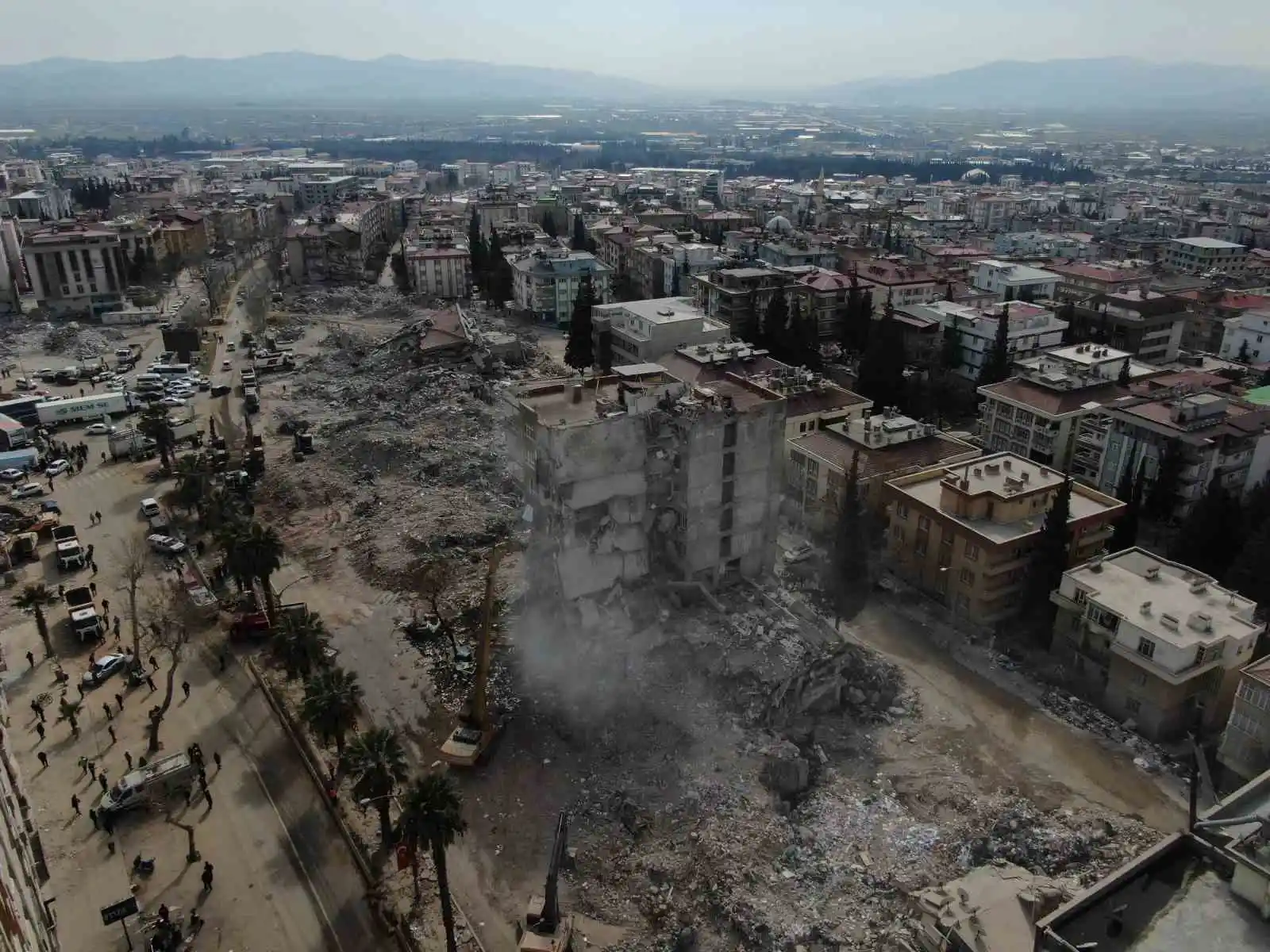 Kahramanmaraş’ta ağır hasarlı binaların yıkımı sürüyor
