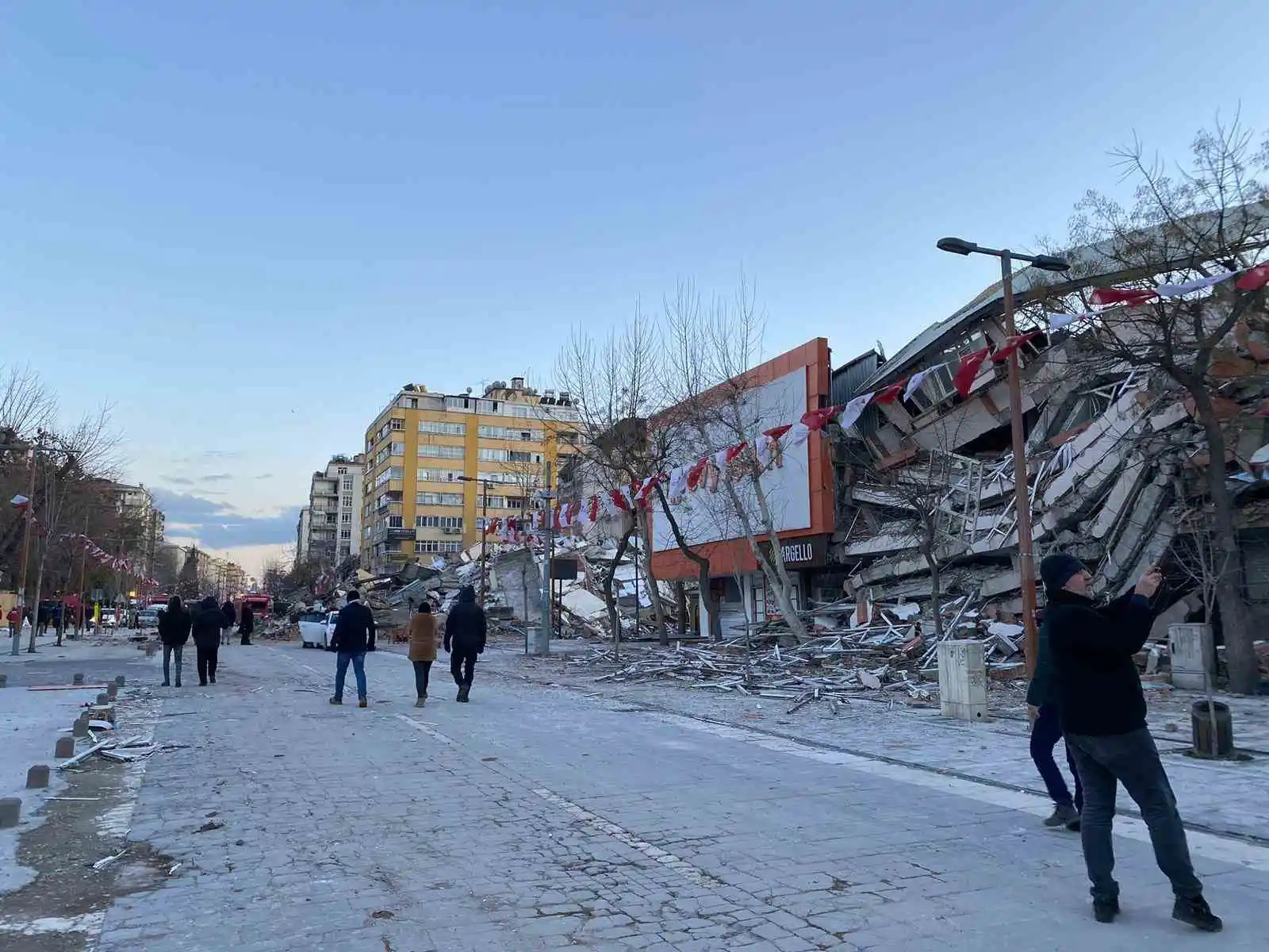 Kahramanmaraş’ta Trabzon Bulvarı yerle bir oldu
