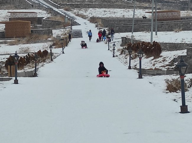 Kar yağışı çocukların yüzünü güldürdü