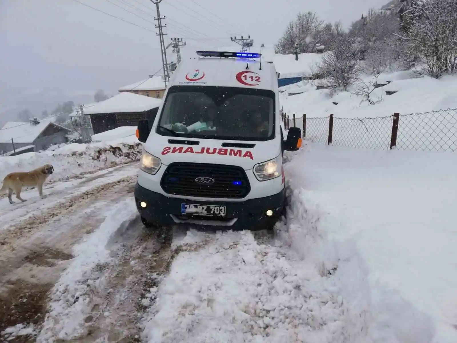 Kara saplanan ambulansı karla mücadele ekipleri kurtardı
