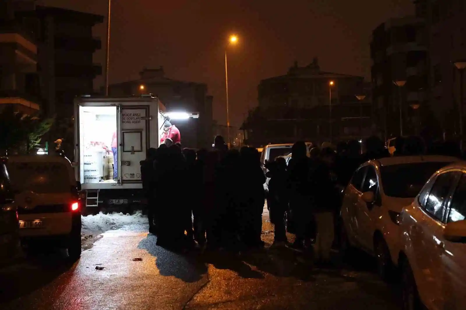 Kızılay afetzedelere yönelik beslenme hizmeti ve yardım çalışmalarını sürdürüyor
