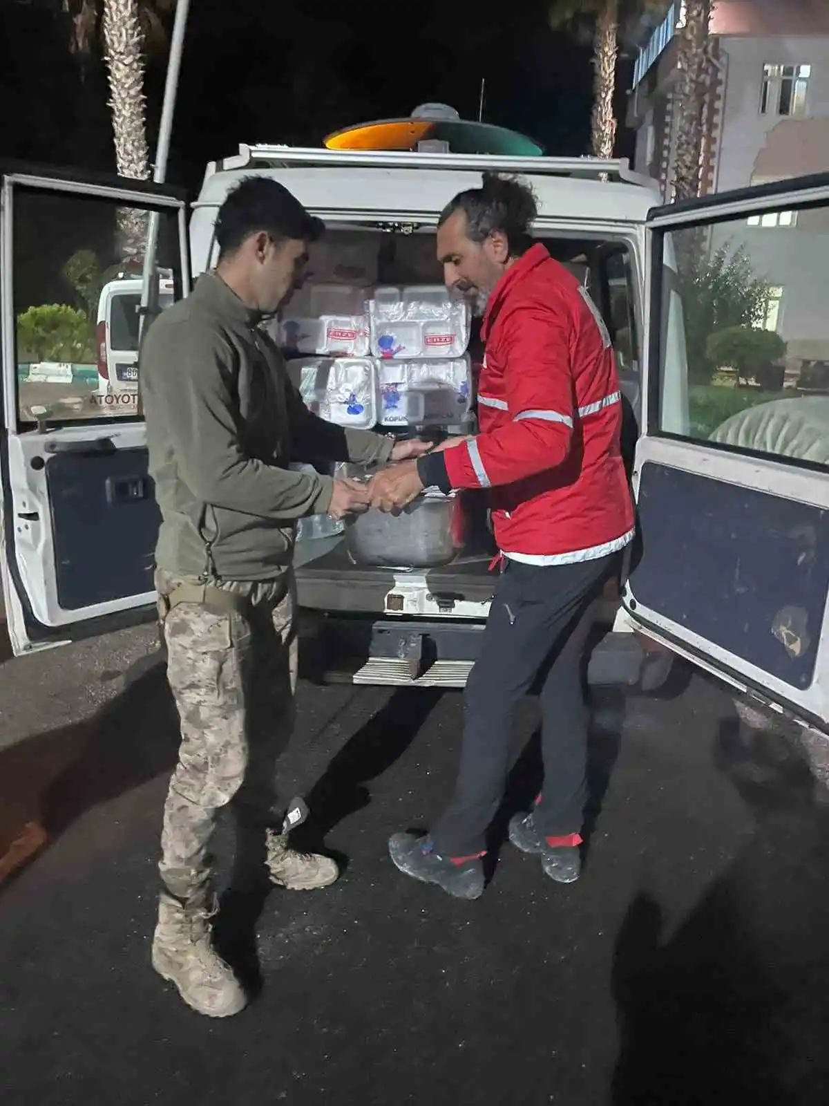 Kızılay afetzedelere yönelik beslenme hizmeti ve yardım çalışmalarını sürdürüyor
