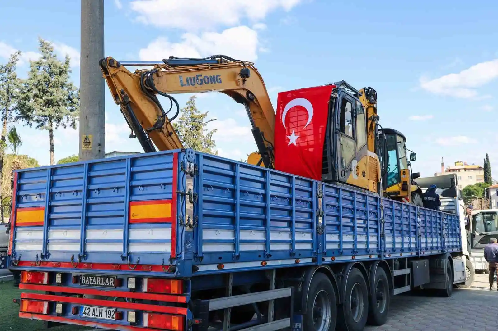 Köşk Belediyesi, 2 iş makinesini deprem bölgesine gönderdi
