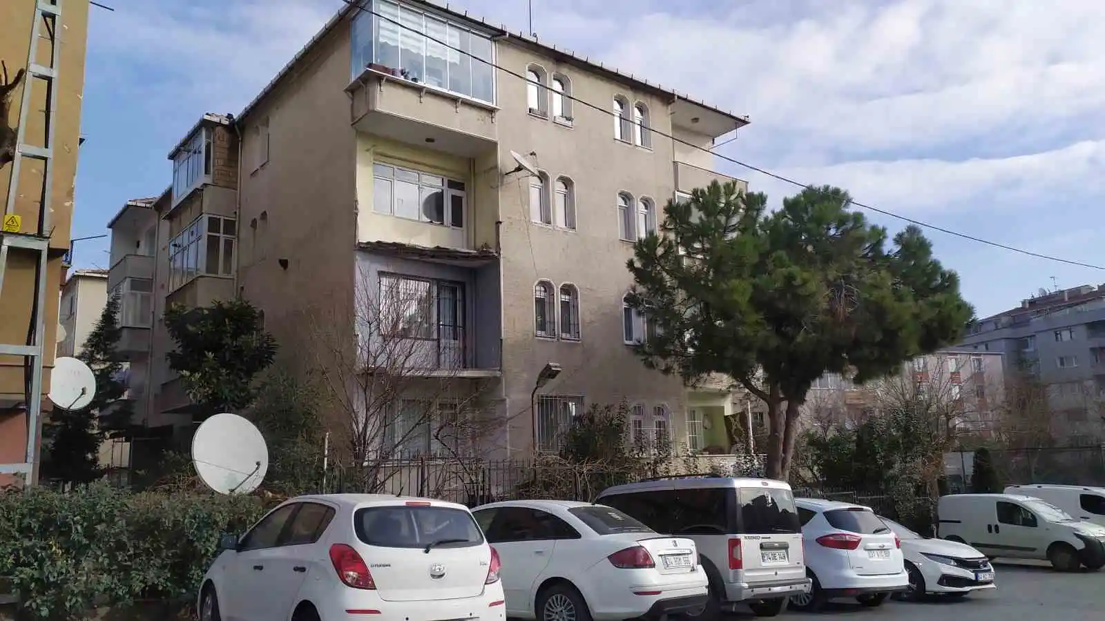 Küçükçekmece’de yıkılan balkon deprem paniği oluşturdu
