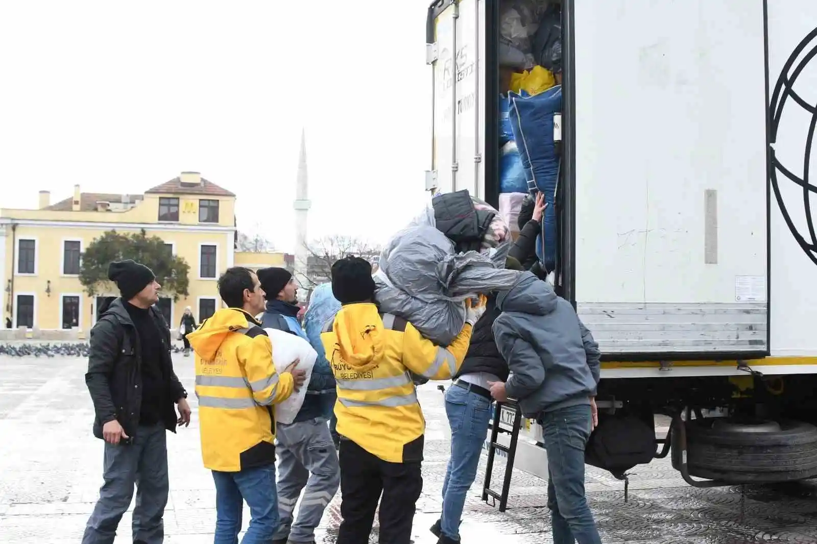 Kumbarasında biriktirdiği parayla depremzedelere battaniye aldı
