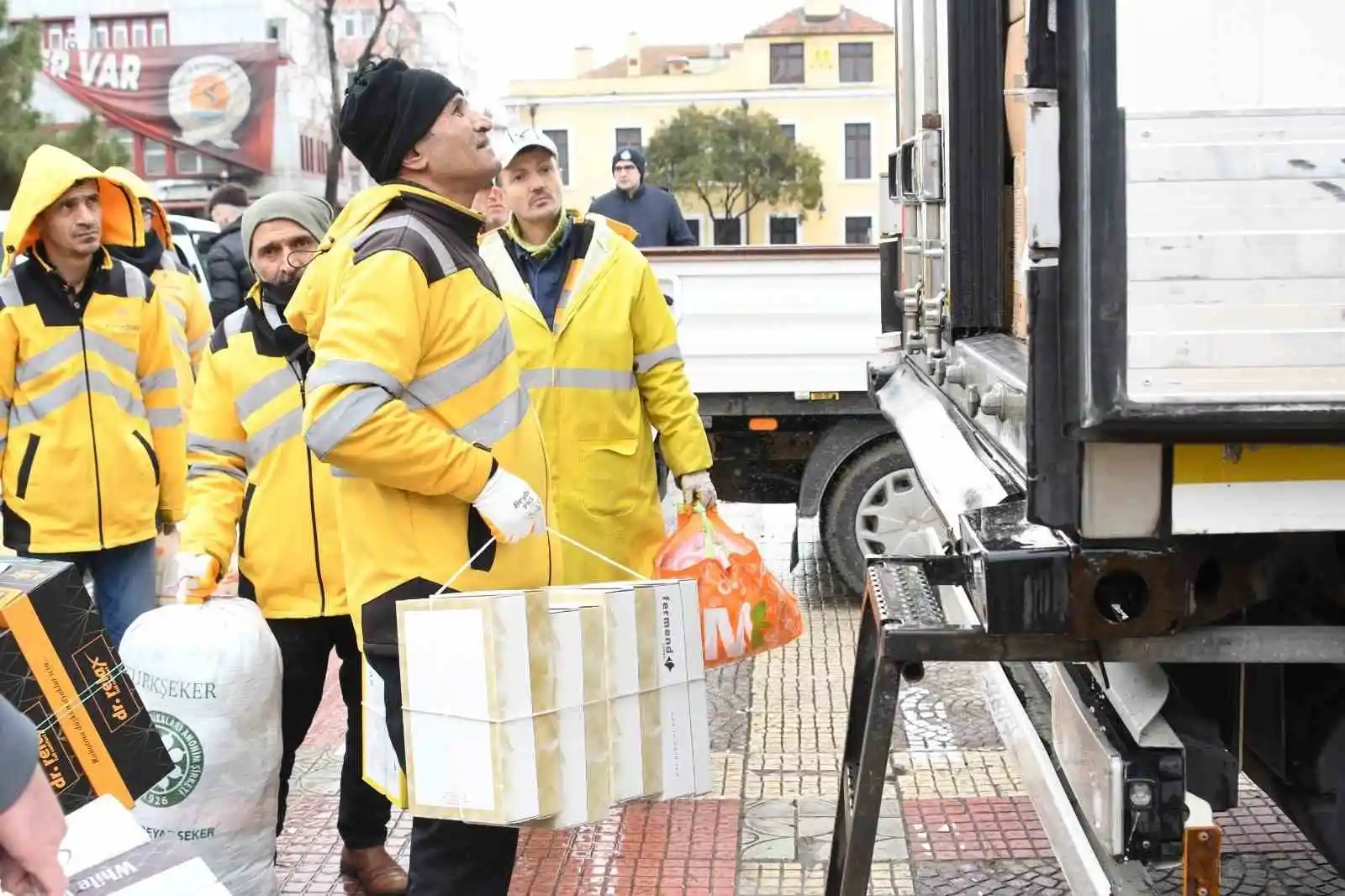 Kumbarasında biriktirdiği parayla depremzedelere battaniye aldı
