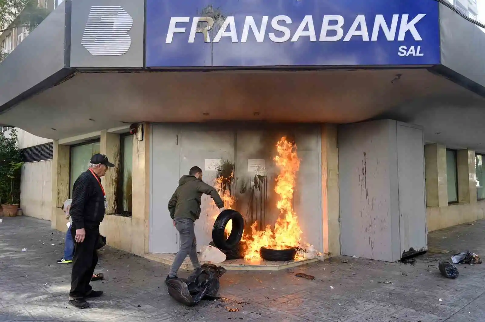 Lübnan’da halk banka şubelerini ateşe verdi
