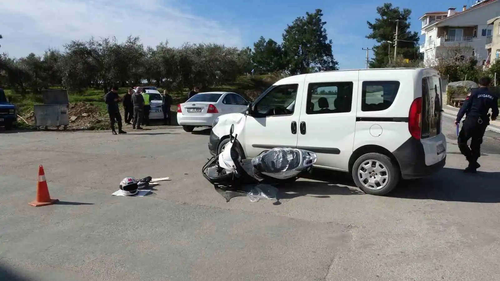 Manavgat'ta hafif ticari araç ile motosiklet çarpıştı: 1 yaralı
