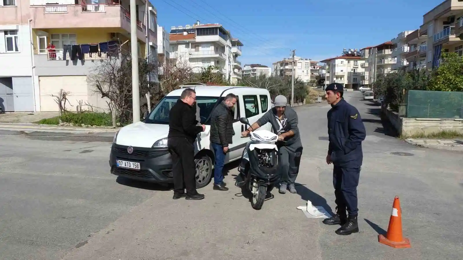 Manavgat’ta hafif ticari araç ile motosiklet çarpıştı: 1 yaralı
