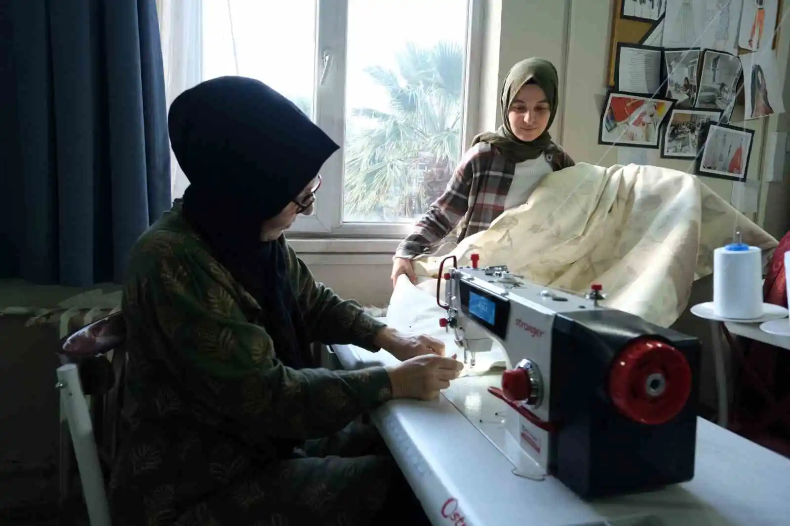 Öğretmen ve öğrenciler depremzedeler için battaniye dikiyor
