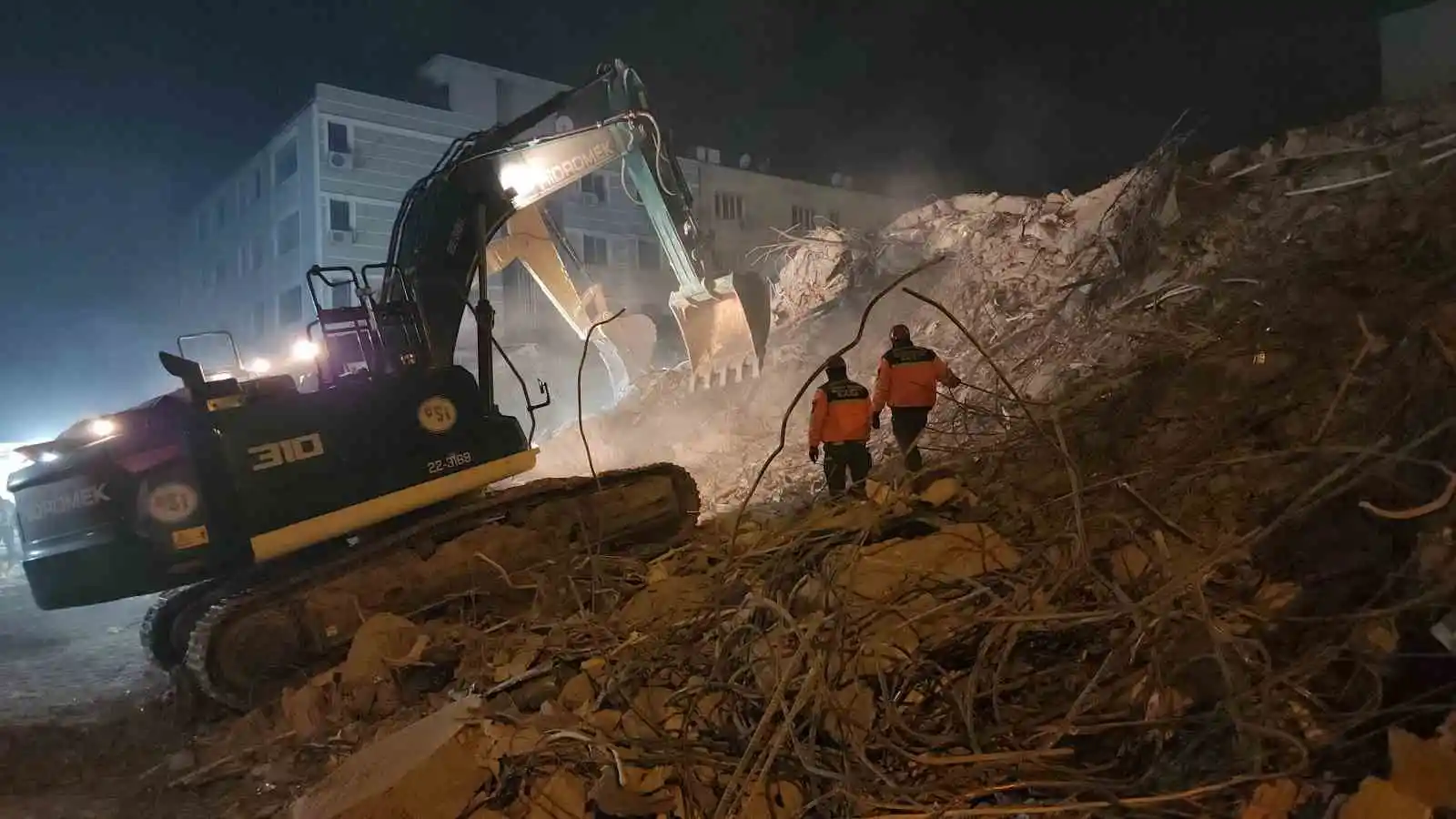 Otel enkazındaki arama çalışmaları gece gündüz demeden devam ediyor
