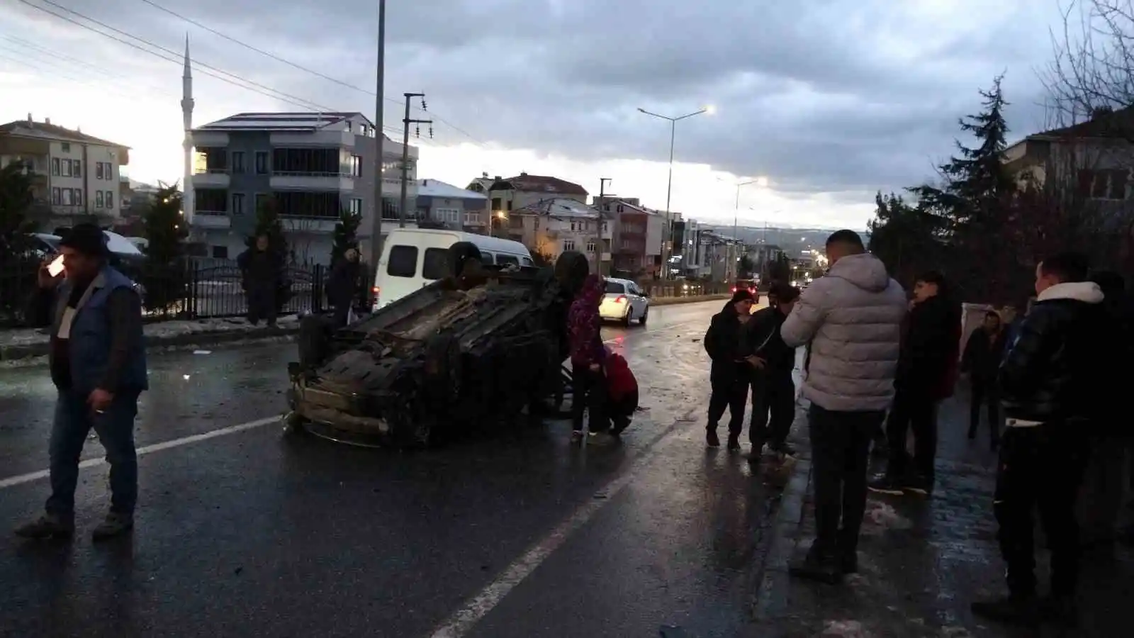 Otomobil karşı şeride geçip takla attı: 2 yaralı
