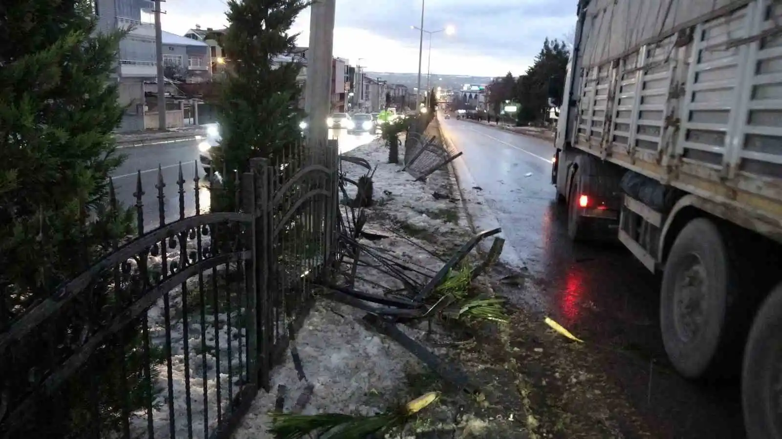 Otomobil karşı şeride geçip takla attı: 2 yaralı
